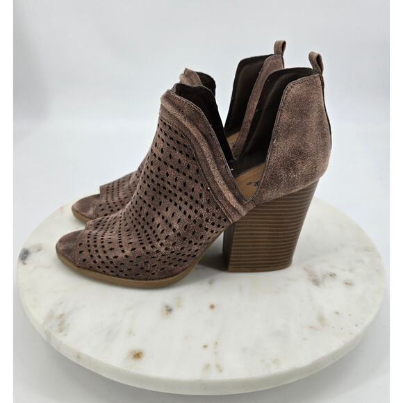 Qupid Barnes Rose Brown Perforated Peeptoe Boots - Picture 3 of 7